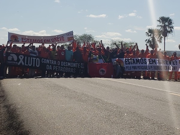 Com bandeira do MST, petroleiros interditam BR no RN