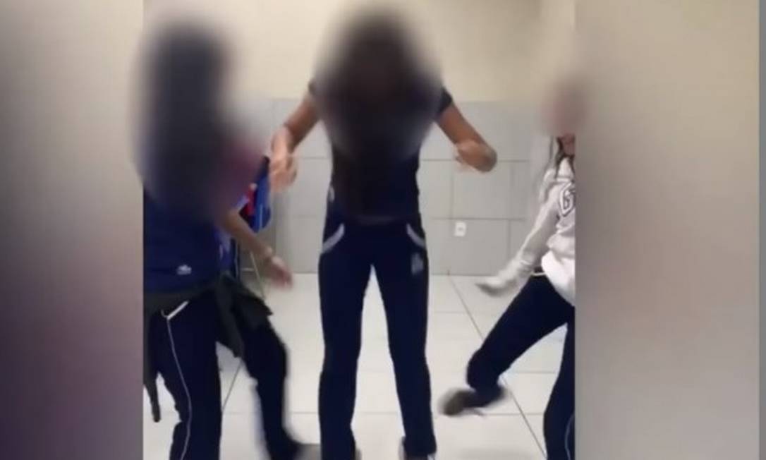"Desafio da rasteira" que viralizou pode causar paralisia e levar à morte
