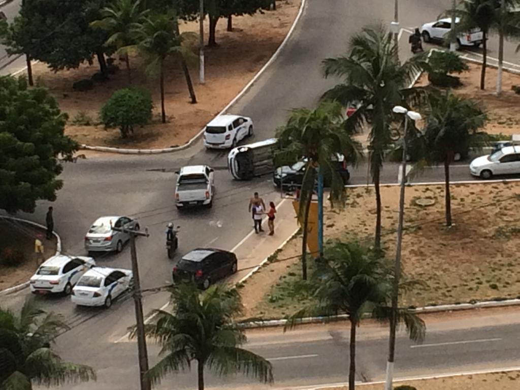 VÍDEO: Carro vira após colisão em rotatória palco de acidentes em Ponta Negra