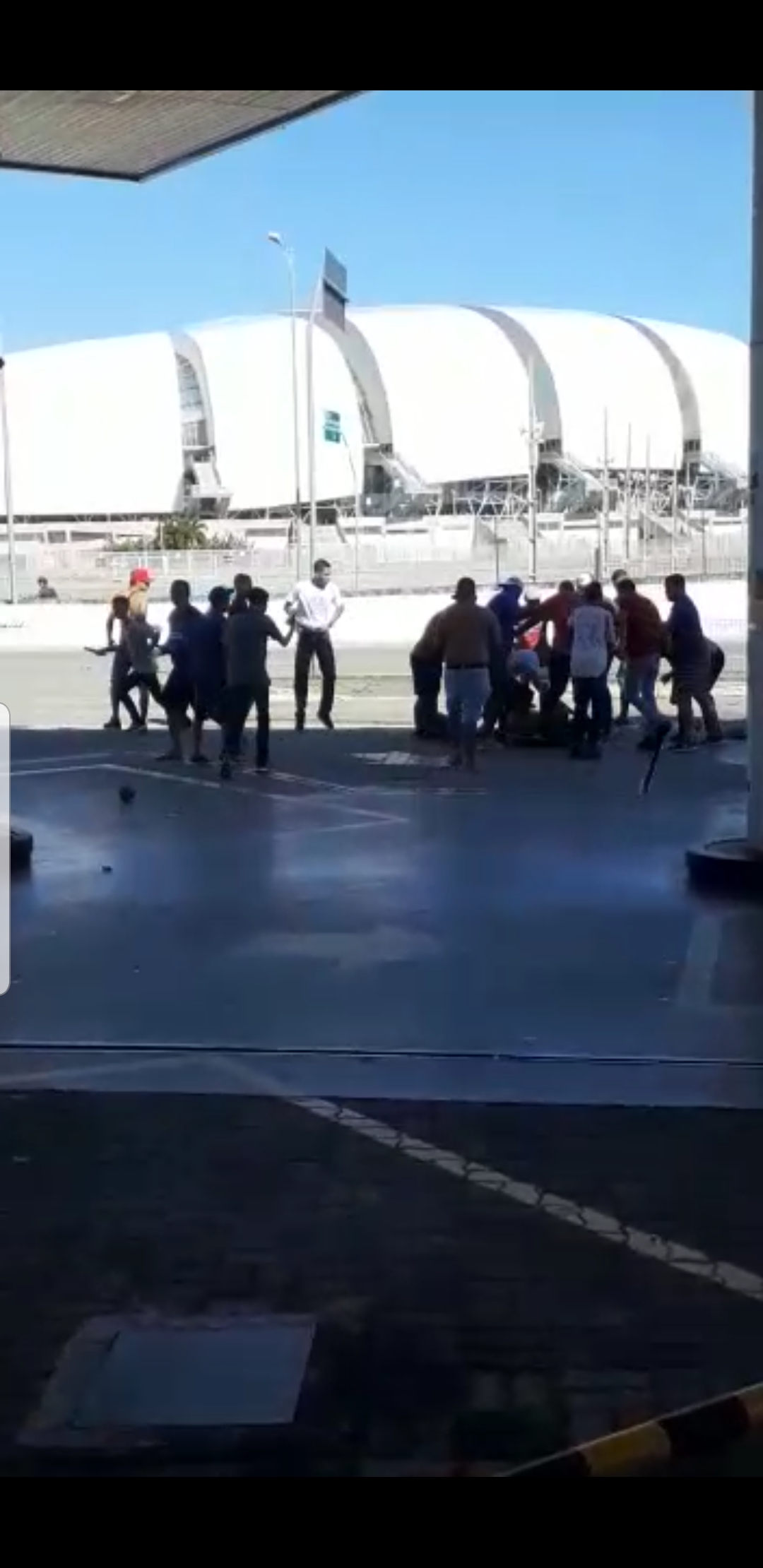 (VÍDEO) Torcedor do CRB é espancado por americanos antes de jogo em Natal; veja