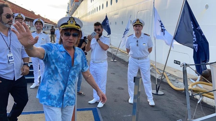 Roberto Carlos defende Bolsonaro ao embarcar em navio: "Bem-intencionado"