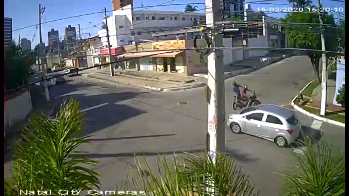 VÍDEO: Em ação rápida, ladrões rendem motorista e roubam carro em Natal; veja