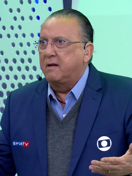 Galvão dá "patada" em repórter ao pedir informação; narrador se desculpa
