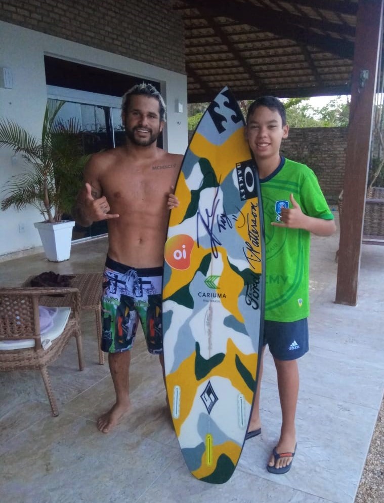 Atleta de Natal ganha prancha de Ítalo Ferreira para bancar viagem a torneio