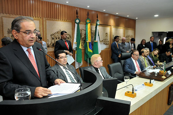 Prefeito Álvaro Dias realiza leitura da mensagem anual na Câmara; assista