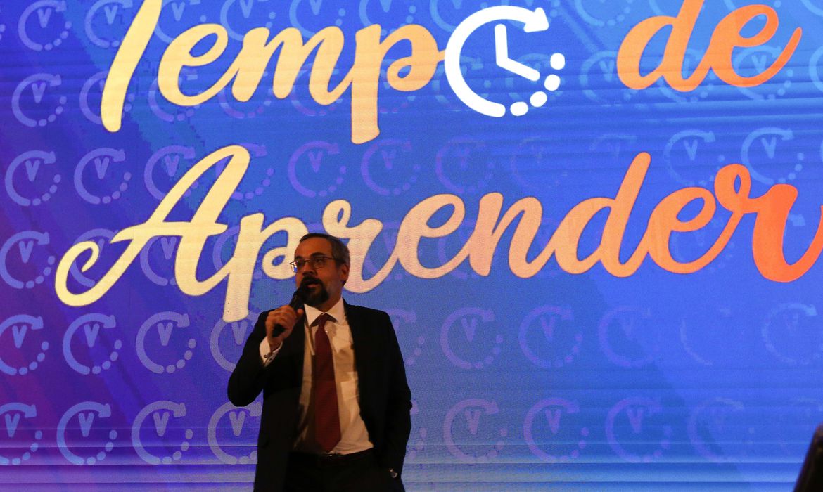 MEC lança programa para aprimorar alfabetização e investirá R$ 220 milhões