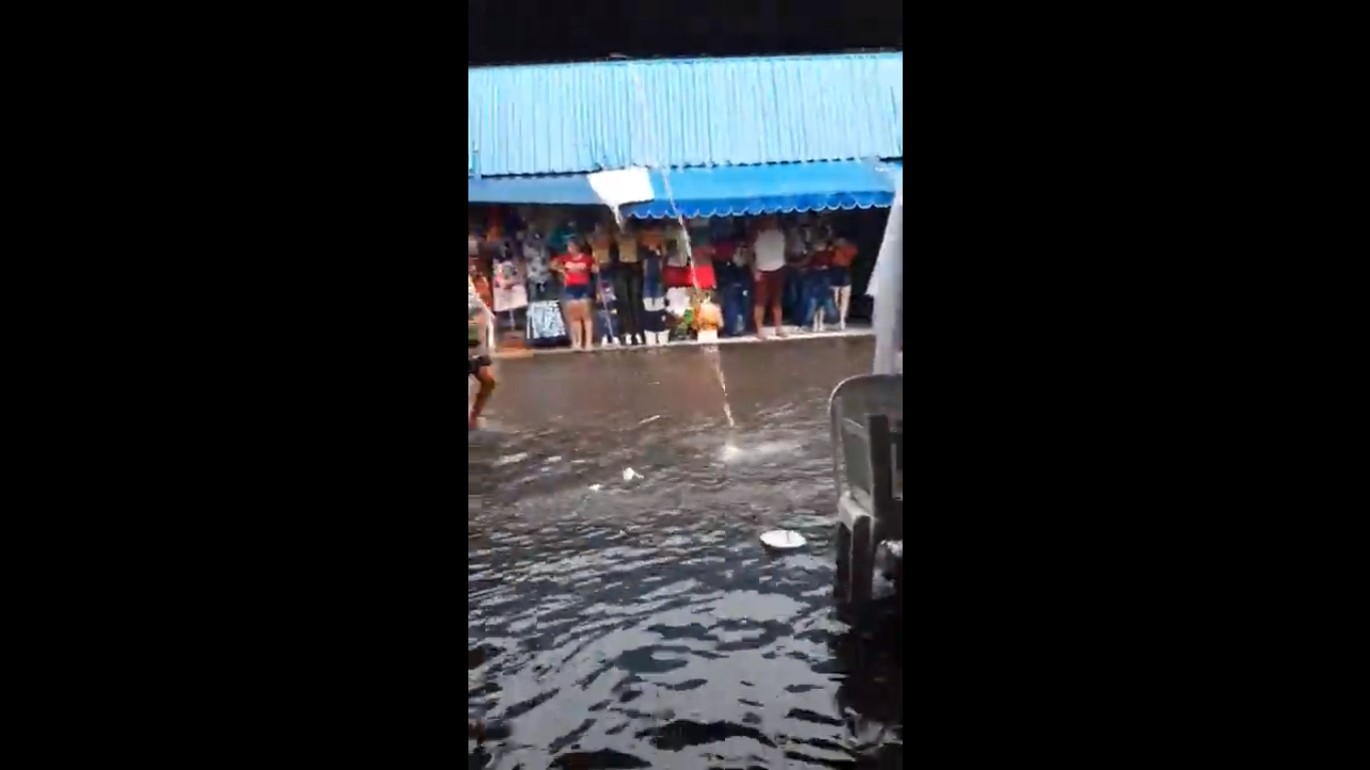VÍDEO: Chuva alaga bairro do Alecrim e deixa comerciantes ilhados; assista