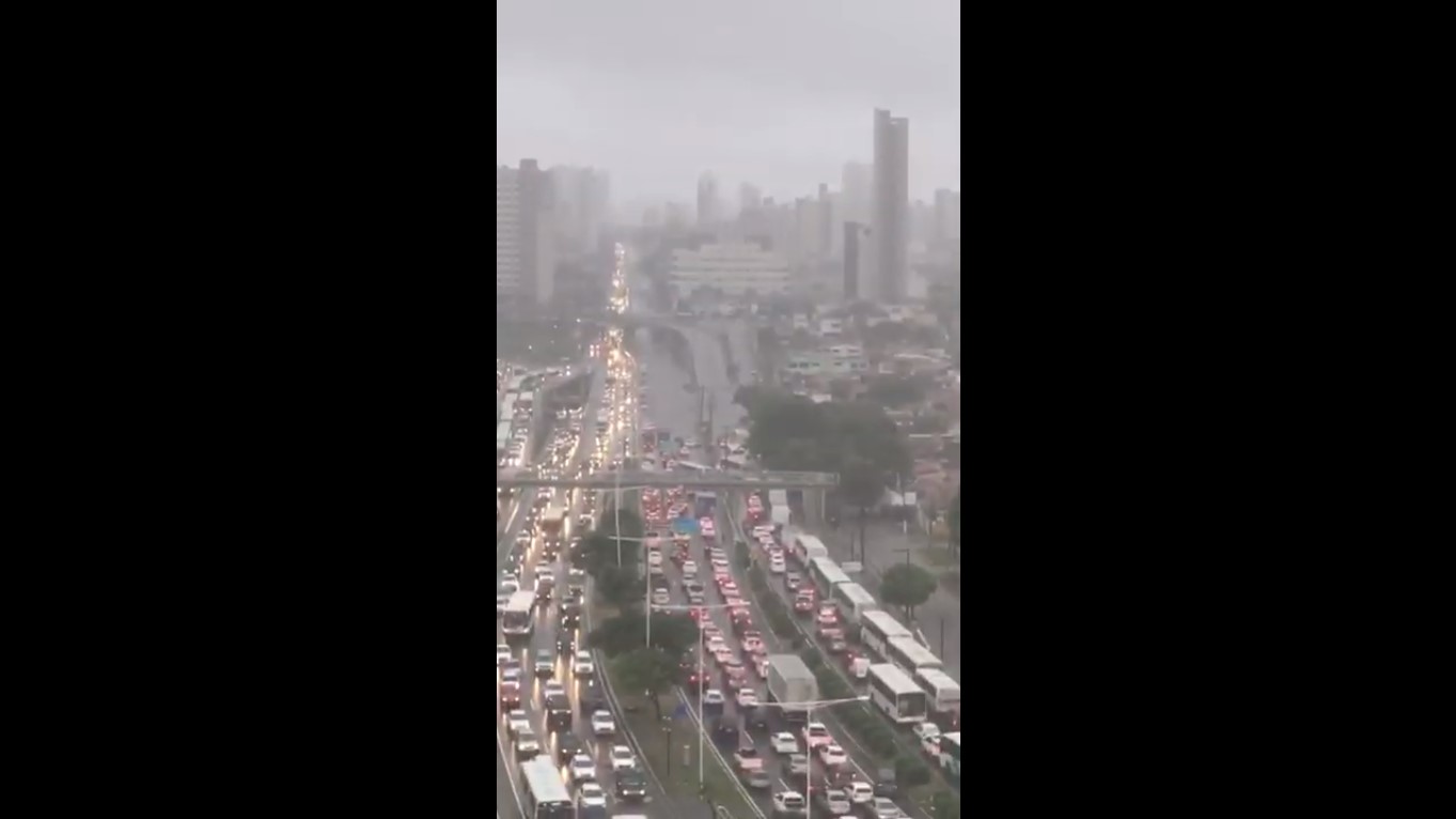 VÍDEO: Chuva causa congestionamento quilométrico na BR-101; veja pontos críticos
