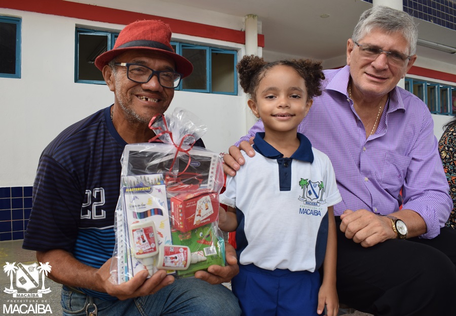 Prefeitura de Macaíba entrega 9,4 mil kits escolares para ano letivo 2020