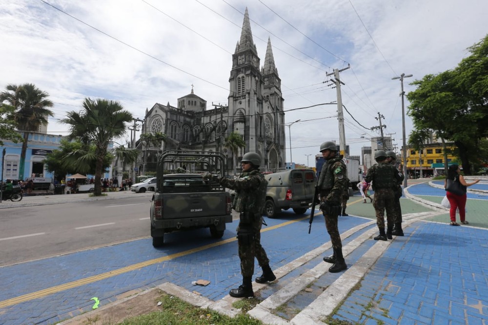 Militares das Forças Armadas fazem policiamento nas ruas de Fortaleza