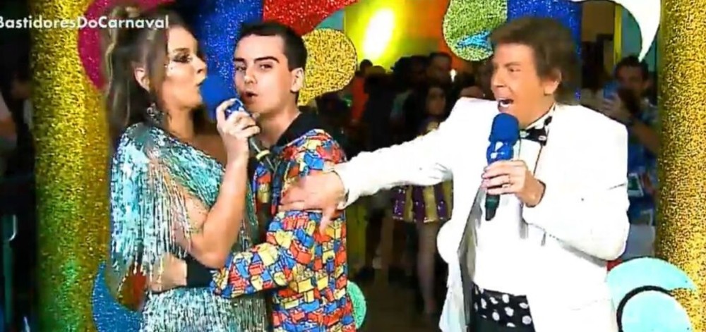 VÍDEO: Simony se diz 'chocada' após ter seios apalpados por jornalista do SBT