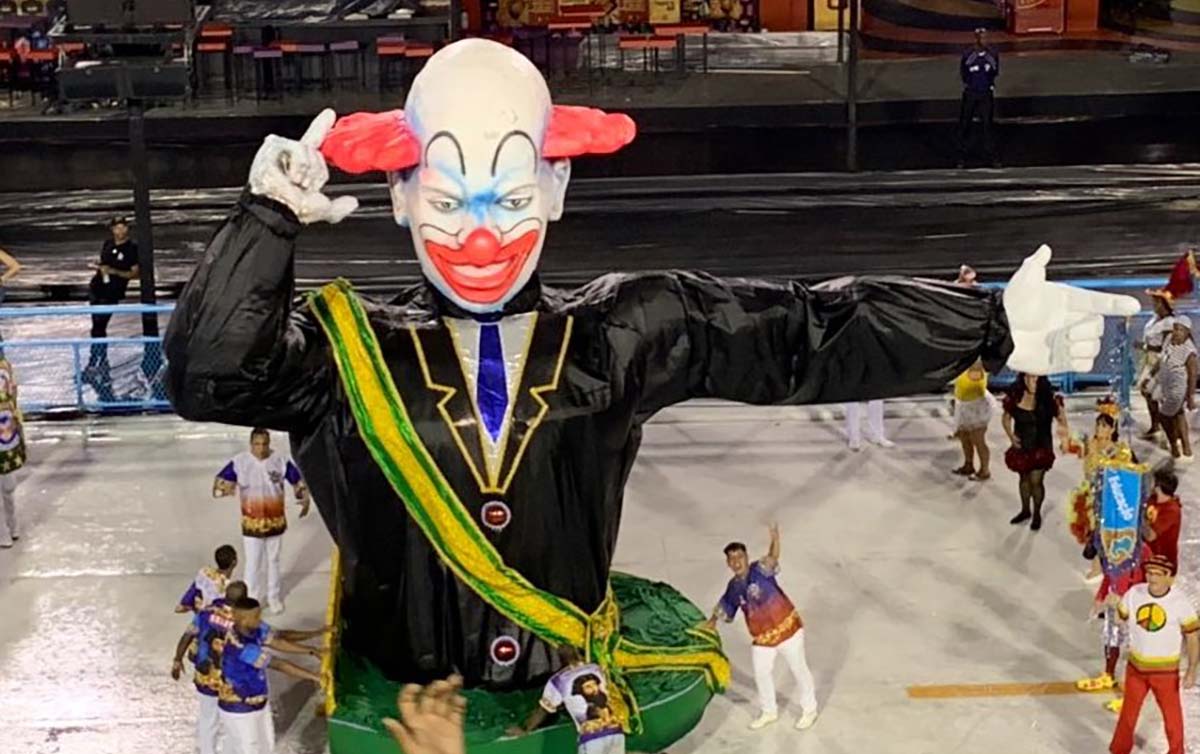 VÍDEO: Escola do RJ desfila com palhaço Bozo usando faixa presidencial; assista