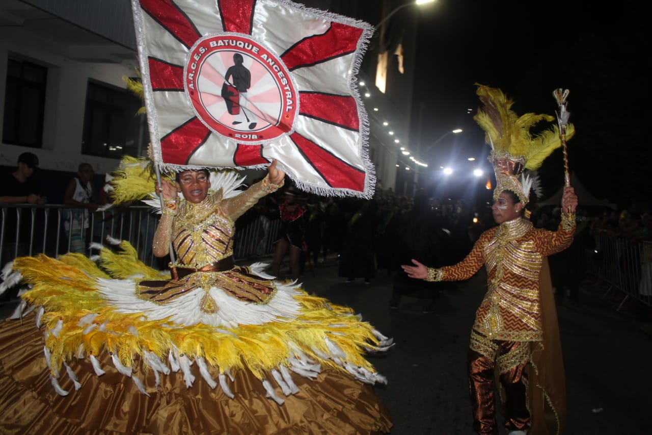 Carnaval de Natal: tribos de índios e escolas de samba abrem 1ª noite de desfile