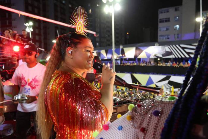 Cantora famosa passa mal em cima do trio e é socorrida por equipe em Salvador