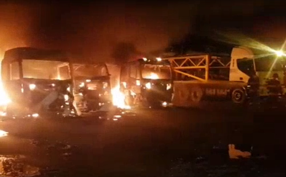 Incêndio atinge pátio de veículos, e 95 automóveis pegam fogo em SP