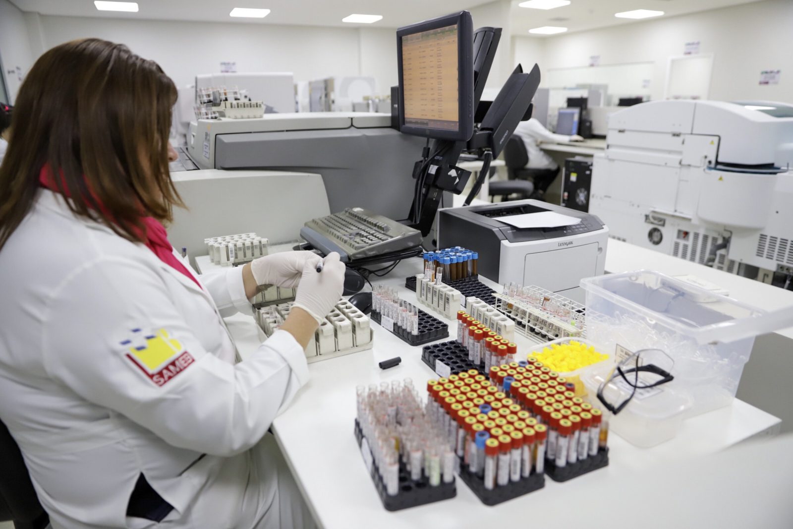 Brasil tem 1º resultado positivo para coronavírus; teste definirá diagnóstico