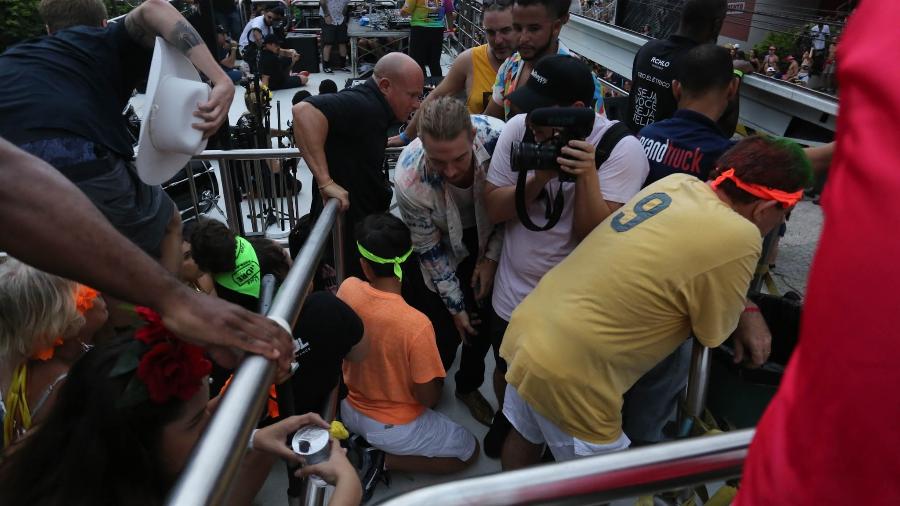 Após tiroteio, cantor é retirado às pressas de bloco e cancela show em SP