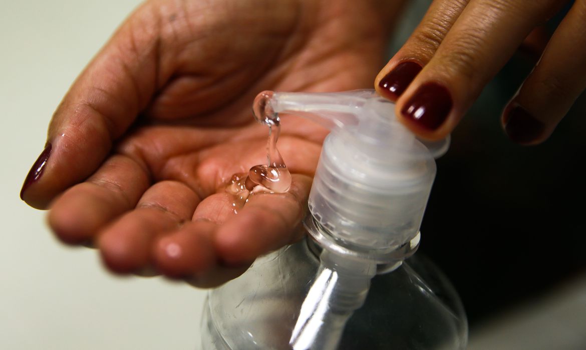 Álcool gel é eficaz na prevenção ao coronavírus? Saiba como se prevenir