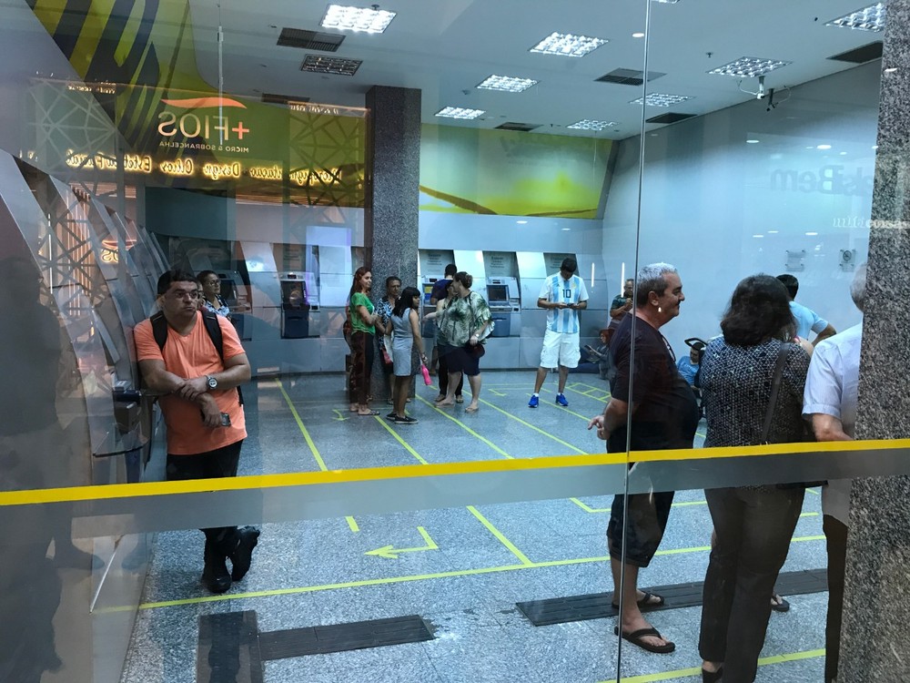 Porta trava e clientes de banco ficam presos em agência por uma hora em Natal