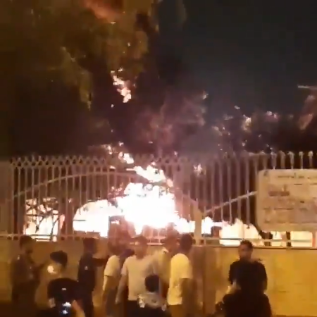 Multidão no Irã põe fogo em hospital que atende a pacientes com coronavírus