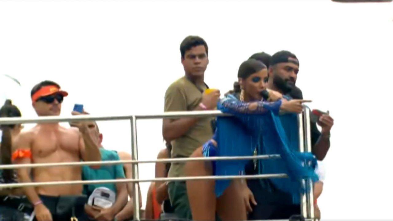 Cantora de sucesso interrompe bloco no Rio para alertar polícia sobre furto
