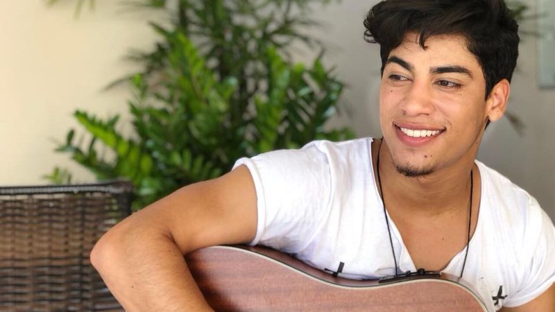Cantor de dupla sertaneja morre aos 22 anos após acidente de carro