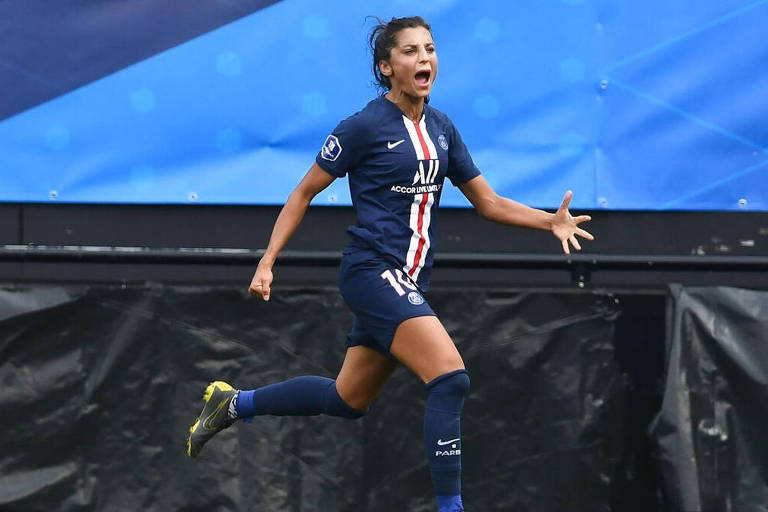 Camisa 10 do PSG feminino fugiu do Afeganistão e será médica