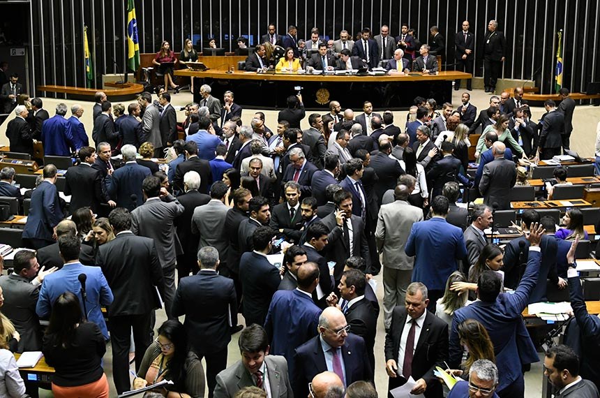 Congresso adia votação de veto a orçamento impositivo