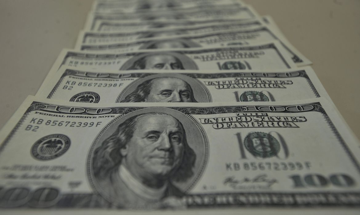 Dólar ultrapassa R$ 4,65 e volta a bater recorde em dia tenso