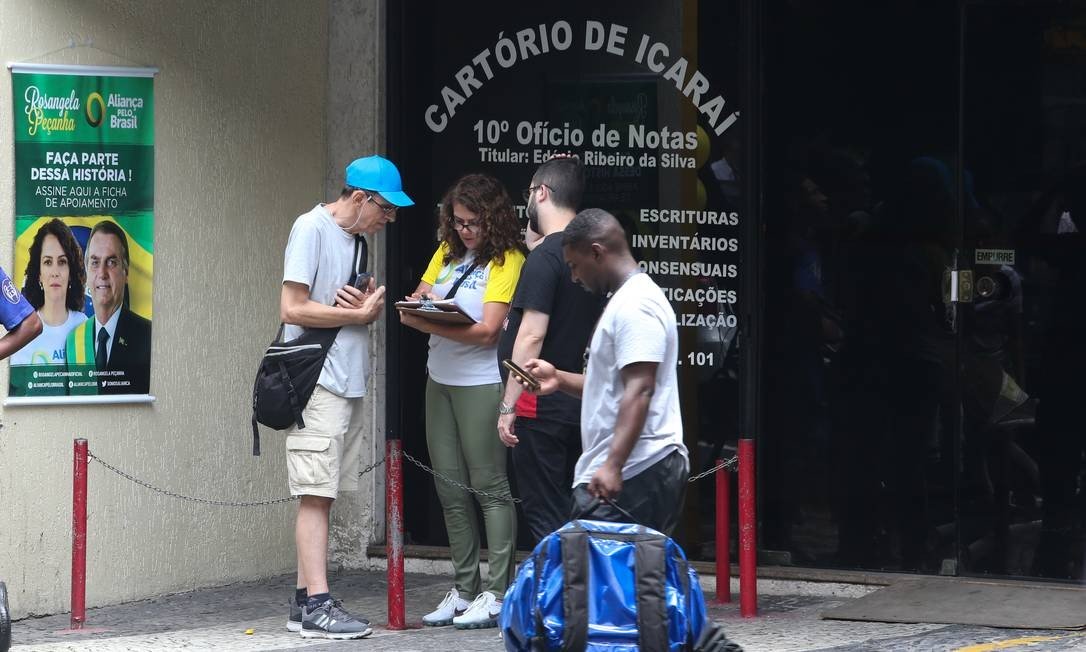 Com mais assinaturas negadas que aprovadas, Aliança tem até apoio de mortos