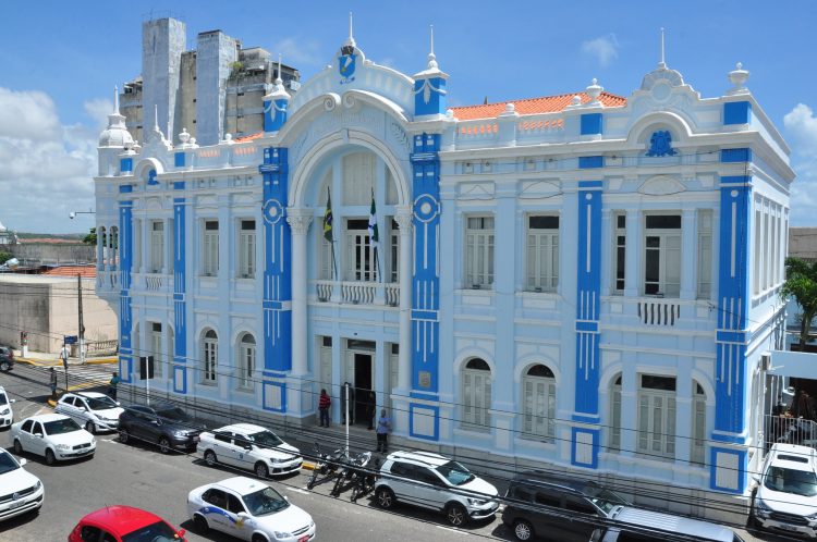 Álvaro Dias vence principais concorrentes em pesquisa Consult/98FM; veja