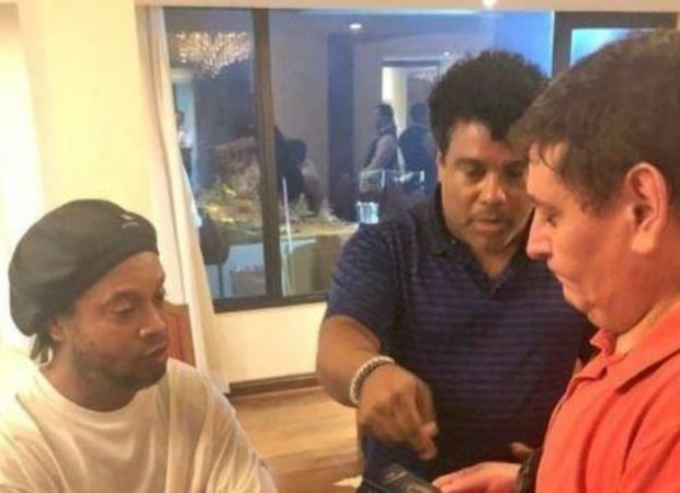 Estrela do futebol brasileiro e irmão são detidos pela polícia do Paraguai
