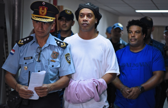 Ronaldinho Gaúcho chega algemado para audiência no Paraguai