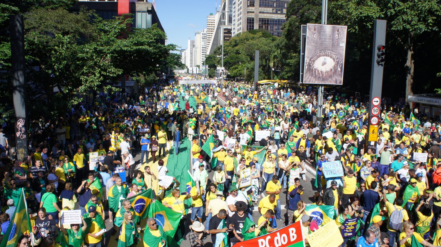 Bolsonaro convoca manifestantes para ato pró-Brasil dia 15: "Facada no pescoço"