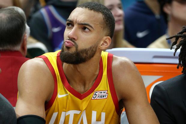 NBA suspende temporada após jogador testar positivo para coronavírus