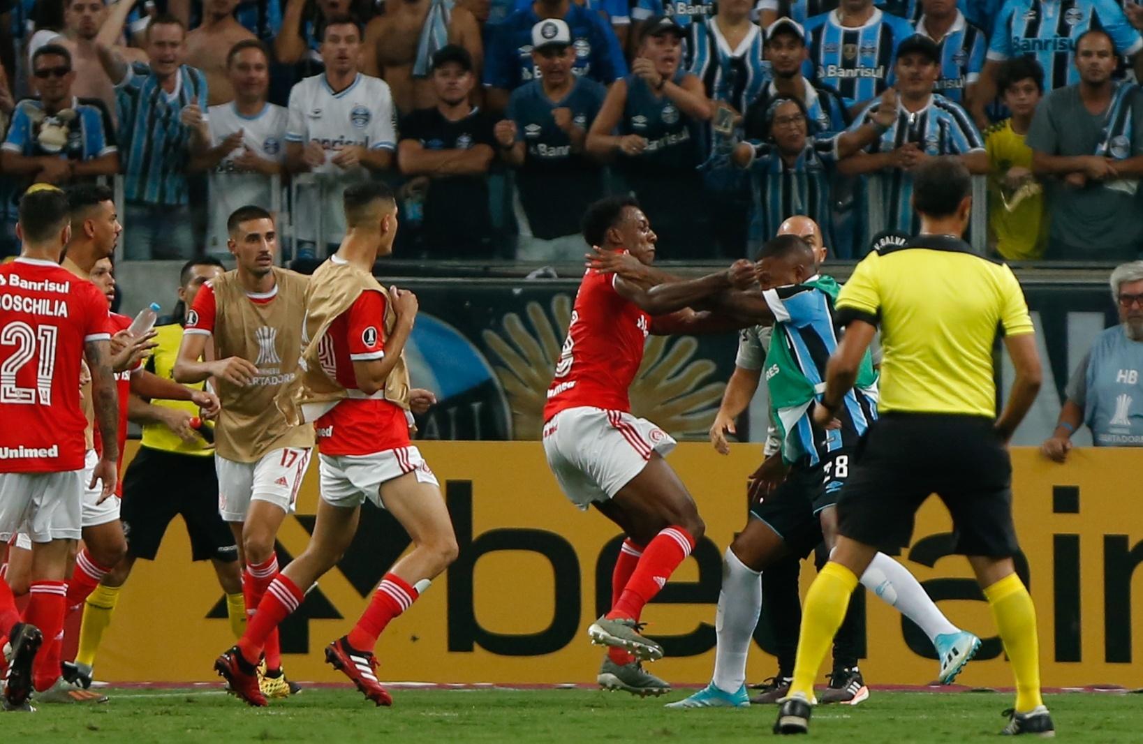 Primeiro Grenal da história da Libertadores termina com 8 expulsões