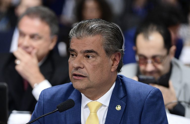 Senador infectado pelo coronavírus diz que abraçou “meio Congresso”