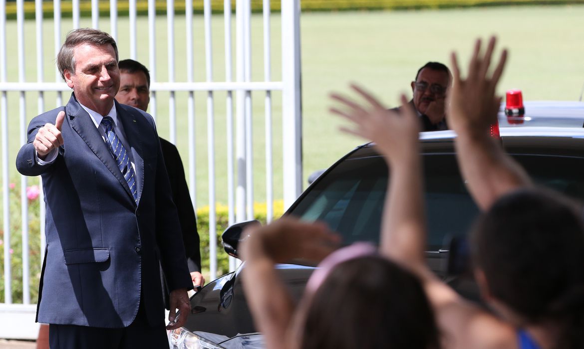Após recomendar adiamento, Bolsonaro participa de manifestações pró-governo