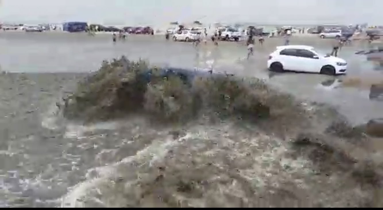 VÍDEO: Praia brasileira tem tsunami meteorológico e carros arrastados pela água