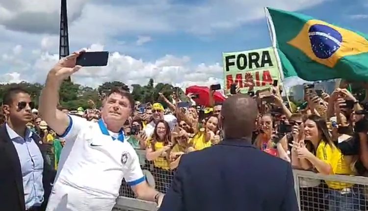 Presença de Bolsonaro em ato agrava crise com Congresso e STF