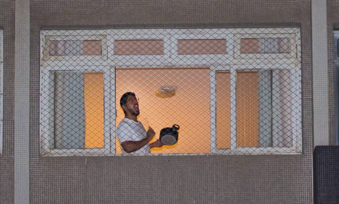 Panelaços em capitais expõem desgaste de Bolsonaro após crise do coronavírus