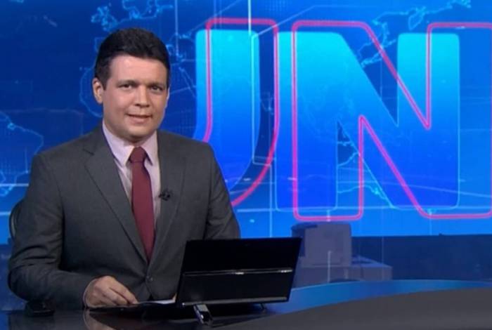 Apresentador do 'Jornal Nacional' tem Covid-19 e respira com ajuda de aparelhos