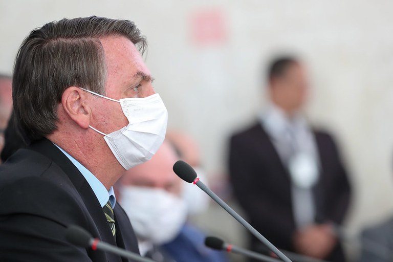 Depois da facada, não vai ser gripezinha que vai me derrubar, diz Bolsonaro