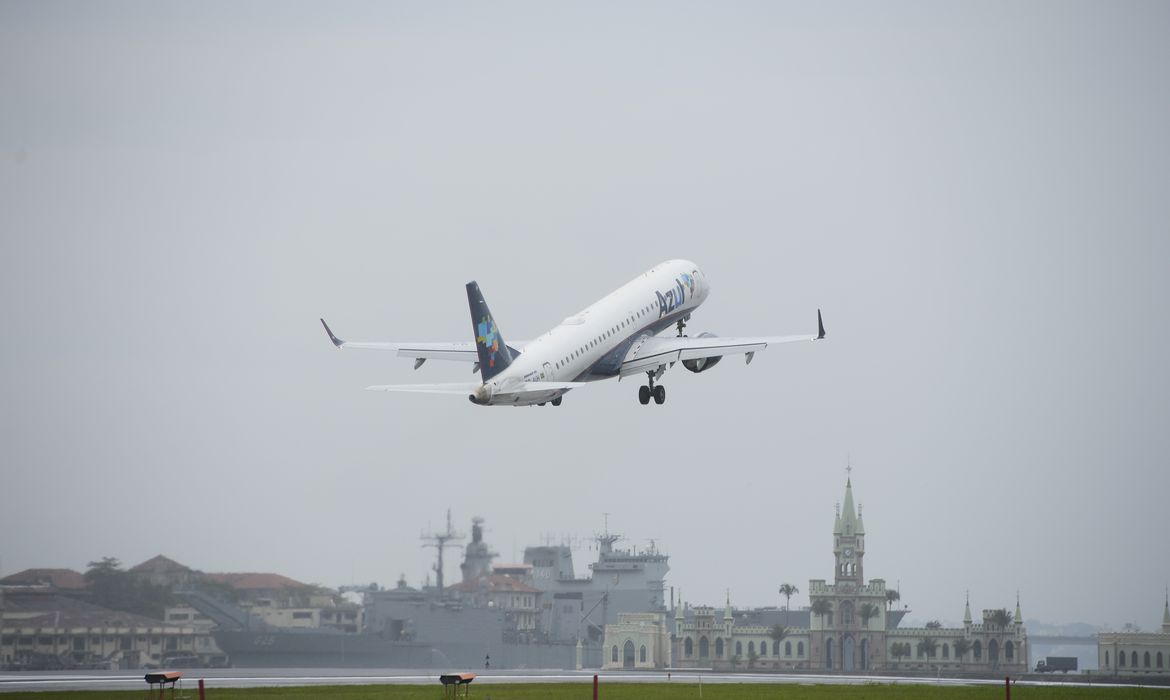 Duas companhias aéreas fazem corte drástico em oferta de voos; ações disparam