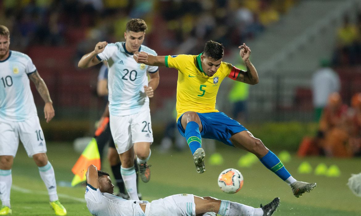 Meia Bruno Guimarães aprova adiamento de Jogos de Tóquio