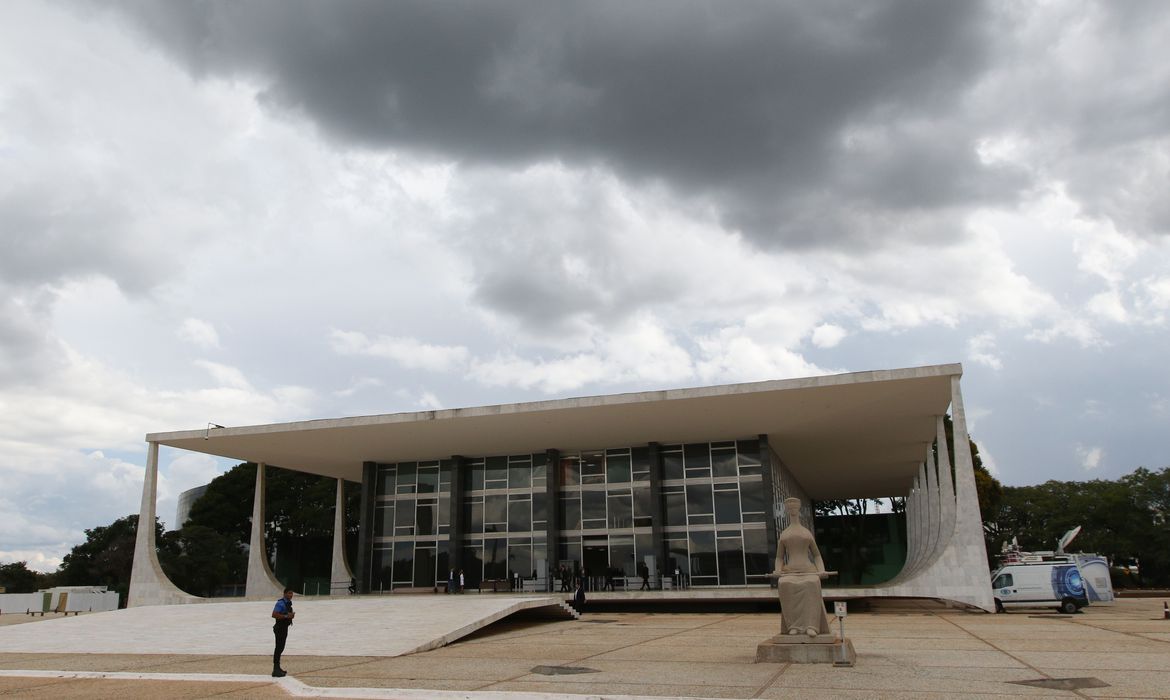 Ministro do STF suspende dívida de três estados com a União