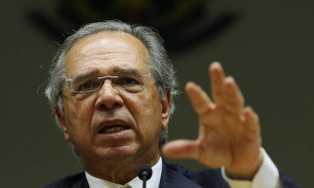 Guedes estuda cortar salário do funcionalismo para amparar desempregados