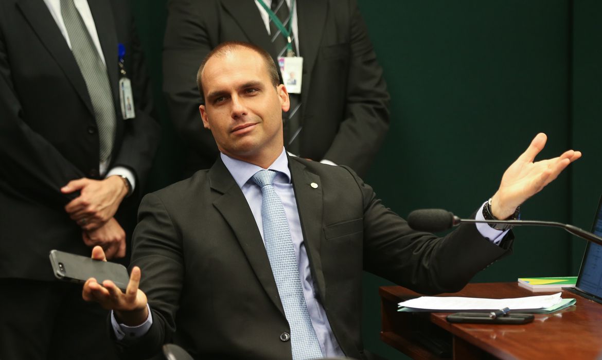 Deputada do RN chama filho de Bolsonaro de "canalha, disseminador de fake news"