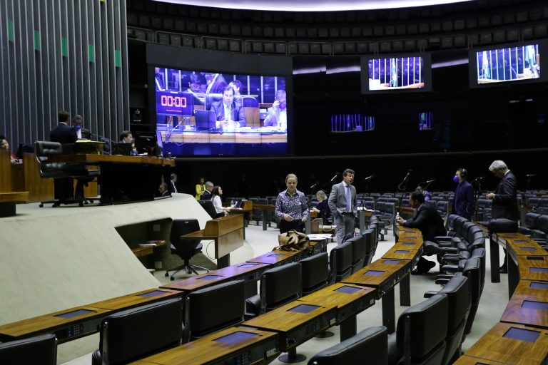Câmara aprova auxílio de R$ 600 para pessoas de baixa renda durante pandemia