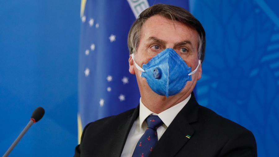 Bolsonaro: Brasileiro tem que ser estudado. Pula no esgoto e nada acontece